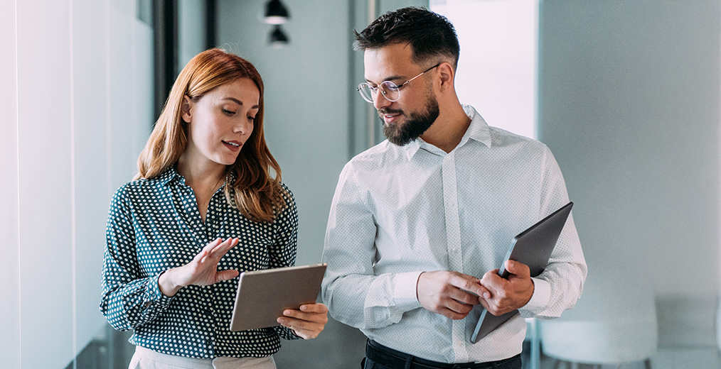 Zwei Kollegen unterhalten sich im Flur.