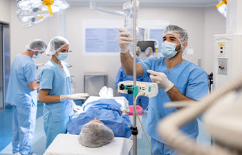 Radiologieassistenten analysieren Bilder an Computerbildschirmen.