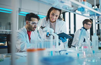 Radiologieassistenten analysieren Bilder an Computerbildschirmen.