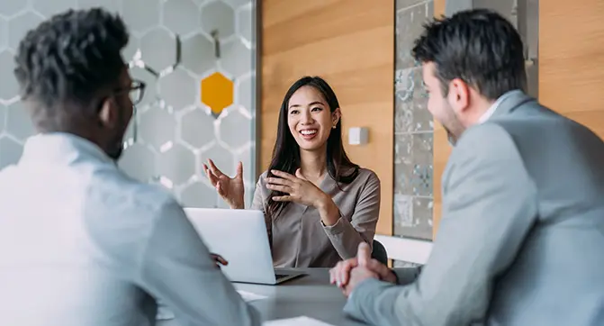 Meeting in einem modernen B&uuml;ro