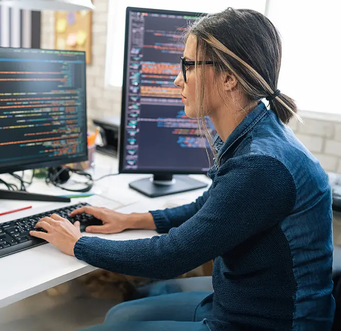 Frau am Programmieren