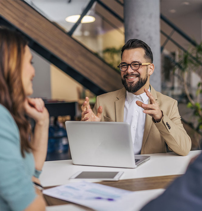 Gespr&auml;ch in einem modernen Loftb&uuml;ro