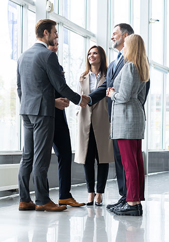 Handshake Situation auf einem B&uuml;roflur