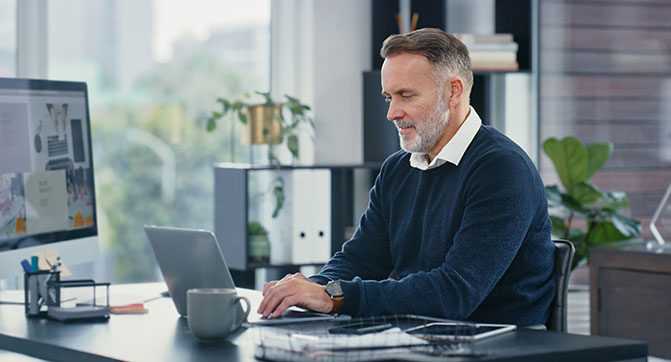 Anwalt schreibt etwas an seinem Notebook