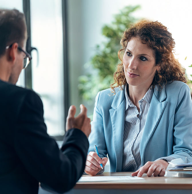 Frau im Gespr&auml;ch mit einem Personalberater &ndash; Karriereberatung f&uuml;r Fach- und F&uuml;hrungskr&auml;fte.