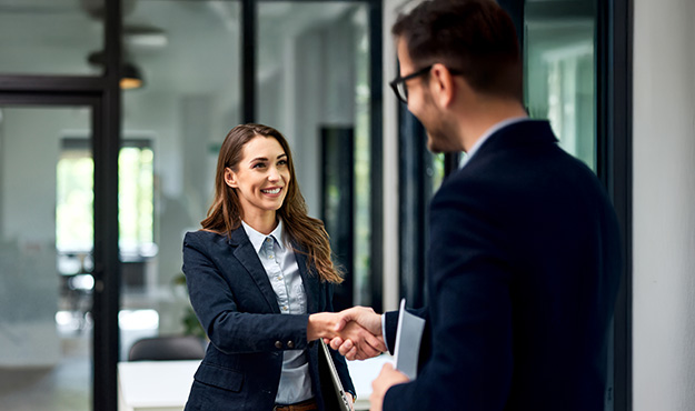 Handshake auf dem Flur