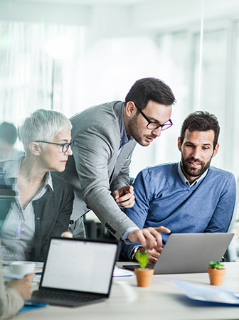 Diskusion an einem Laptop