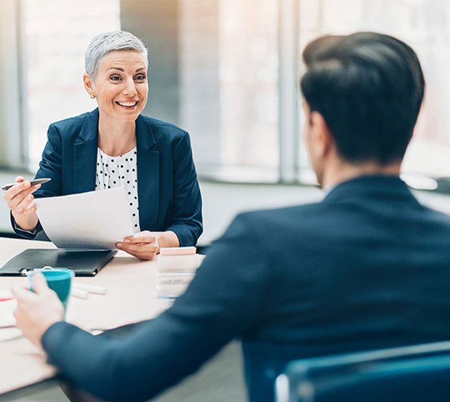 Interview in einem B&uuml;ro zwischen einer Frau und einem Mann