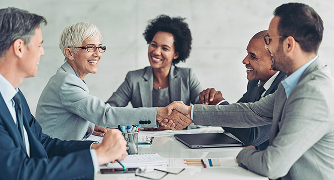 Meeting mit Shakehands &uuml;ber dem Tisch