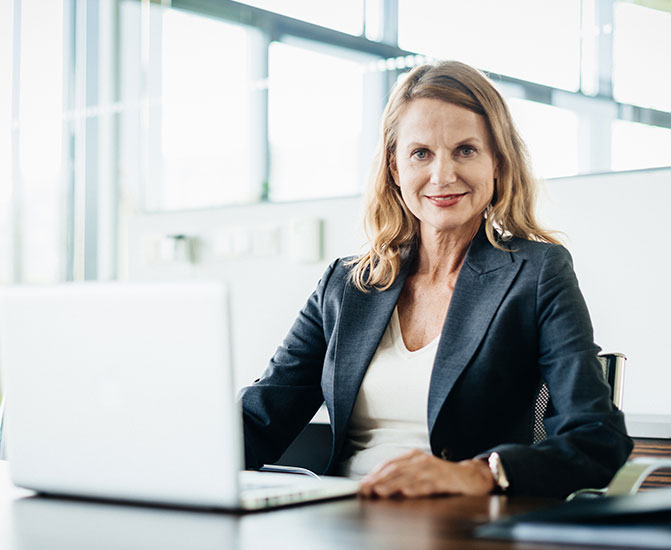 Gesch&auml;ftsfrau mit Laptop im B&uuml;ro &ndash; professionelles Recruiting &uuml;ber Active Sourcing.