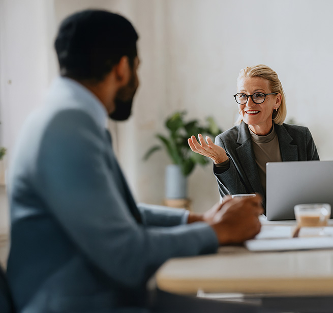 Gespr&auml;ch zwischen Personaldisponent und neuem Mitarbeiter