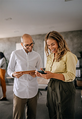 Fr&ouml;hliche Mitarbeiter am Tablet
