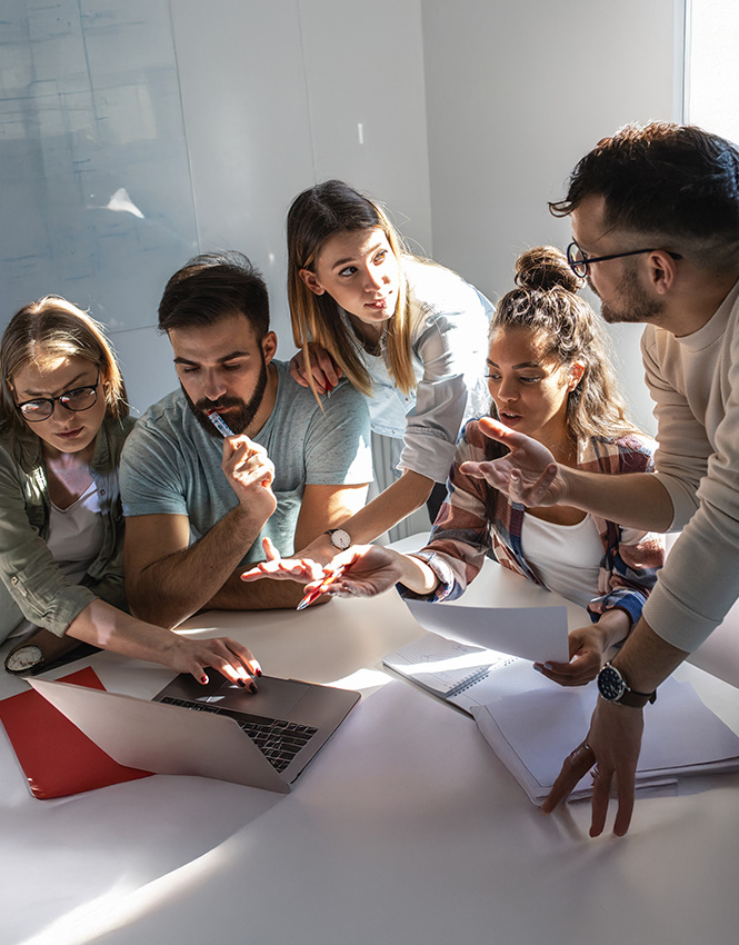 Workshop an einem Tisch mit hei&szlig;er Diskussion